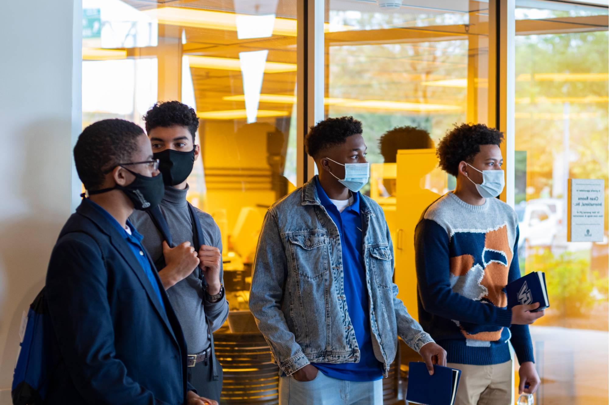 谷堡州立大学的学生在肯尼迪工程大厅参观洁净室实验室